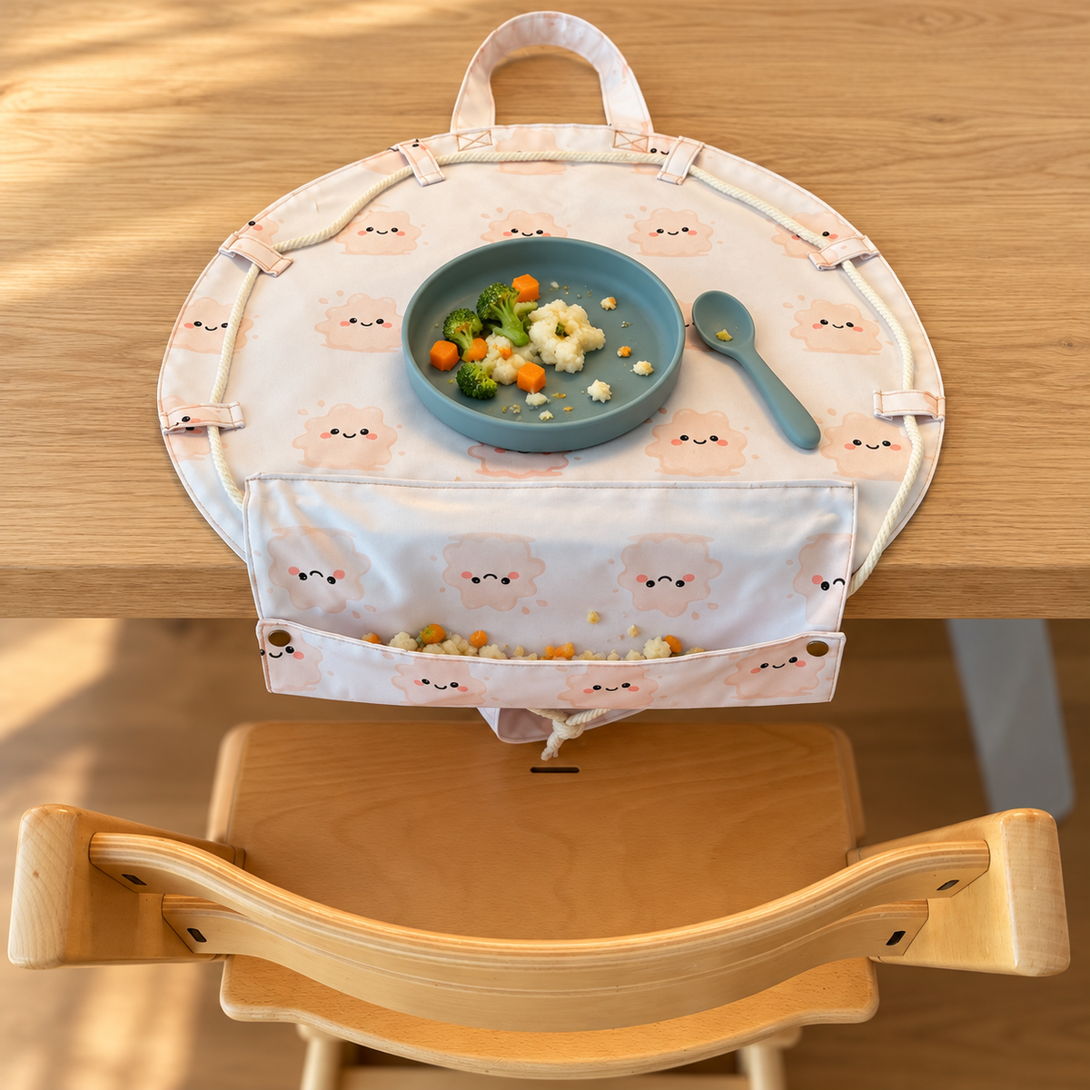 KLECKSI TO GO geöffnet am Hochstuhl mit Teller und ausgefaltetem Klecksi-Catch