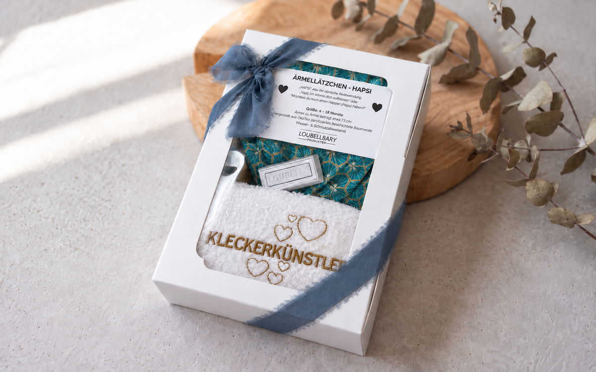 Geschenkbox Türkis mit blauer Schleife und besticktem Waschtuch KLECKERKÜNSTLER