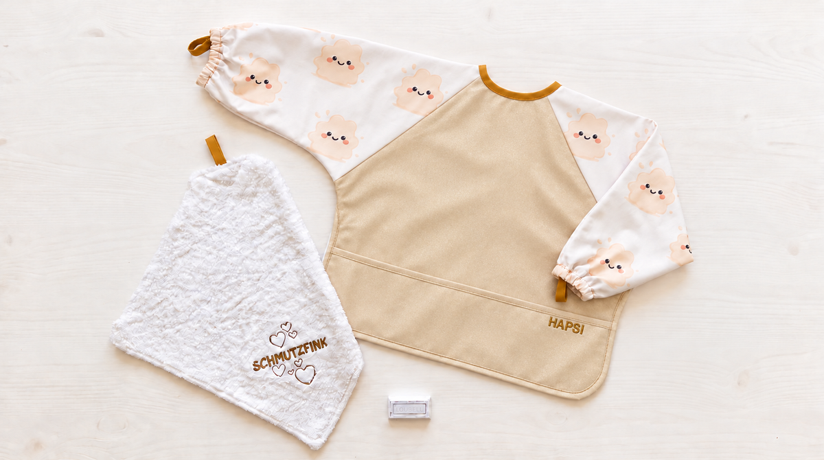 Kleine Essens-Entdecker-Box Klecksi Beige: HAPSI Klecksi Beige, besticktes Waschtuch und HAPSI Parkplatz
