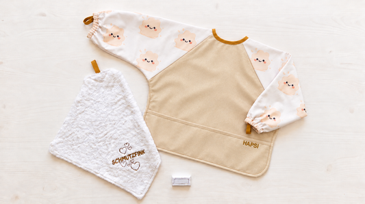 Kleine Essens-Entdecker-Box Klecksi Beige: HAPSI Klecksi Beige, besticktes Waschtuch und HAPSI Parkplatz