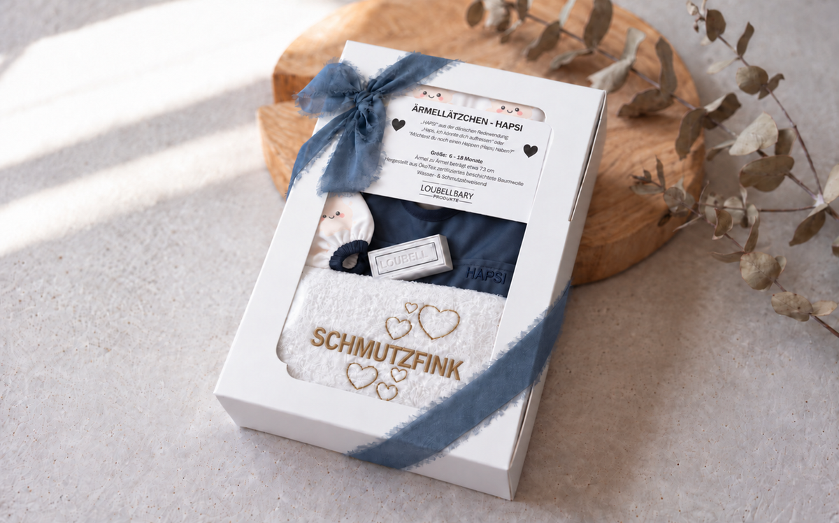 Verpackte Geschenkbox mit blauer Schleife und Waschtuch SCHMUTZFINK