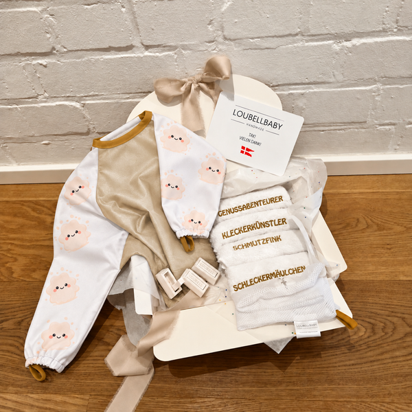 Essens-Entdecker-Set Klecksi Beige in der Geschenkbox: HAPSI Klecksi Beige, bestickte Waschtücher und HAPSI Parkplatz Haken