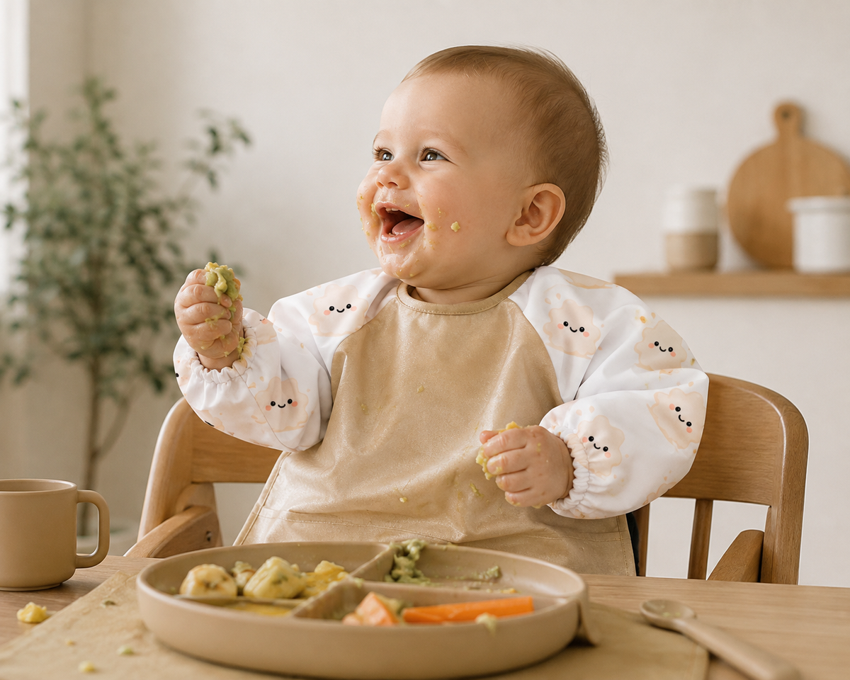 Lachendes Baby mit HAPSI Klecksi Edition Beige beim Essen