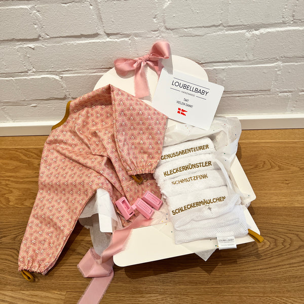 Essens-Entdecker-Set Rosa in der Geschenkbox: rosa HAPSI Ärmellätzchen, bestickte Waschtücher und HAPSI Parkplatz Haken