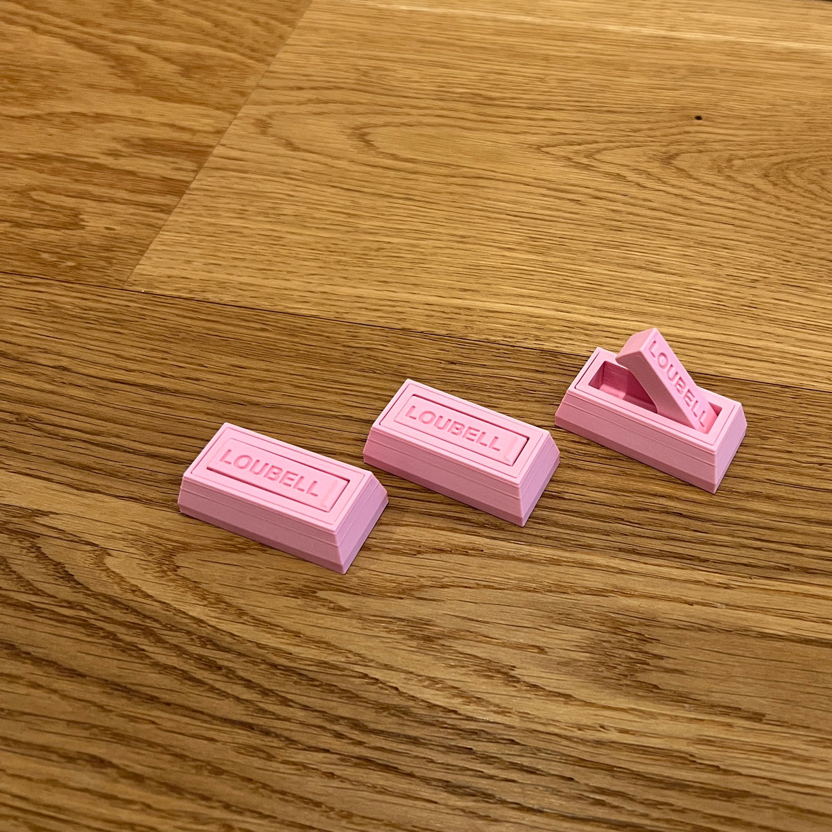 HAPSI Parkplatz in Rosa, geöffnet und zugeklappt auf einem Holztisch