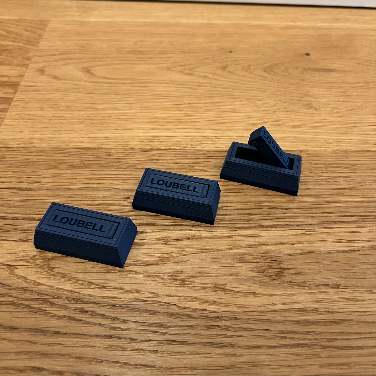 HAPSI Parkplatz in Marineblau, geöffnet und zugeklappt auf einem Holztisch
