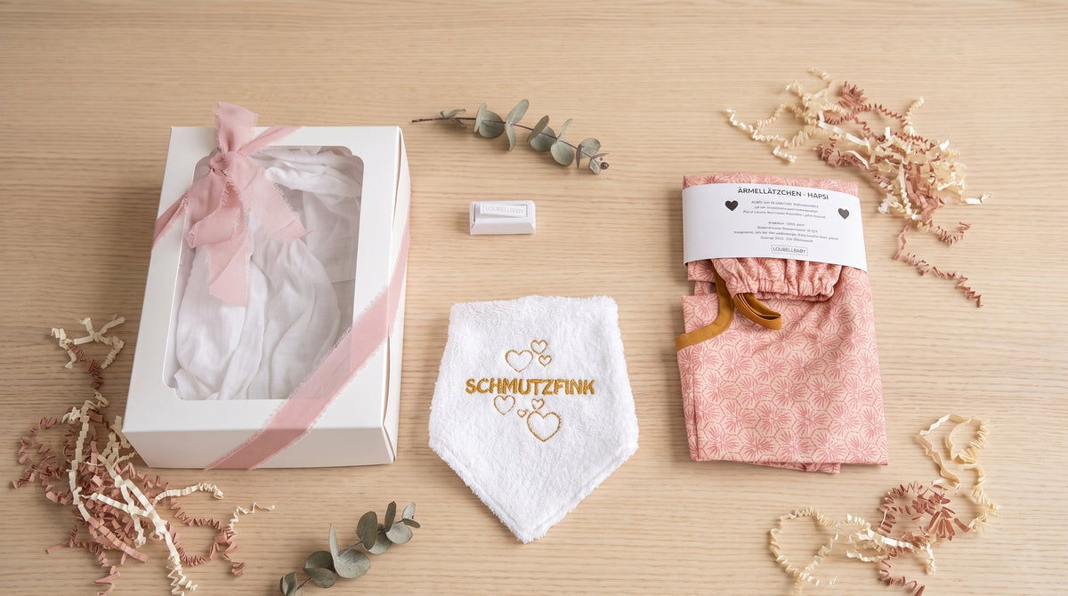 Geschenkbox mit rosa HAPSI, Waschtuch und HAPSI Parkplatz, liebevoll dekoriert