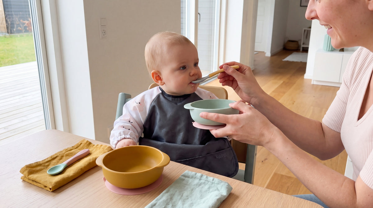 Baby mit HAPSI Anthrazit bekommt Brei vom Löffel