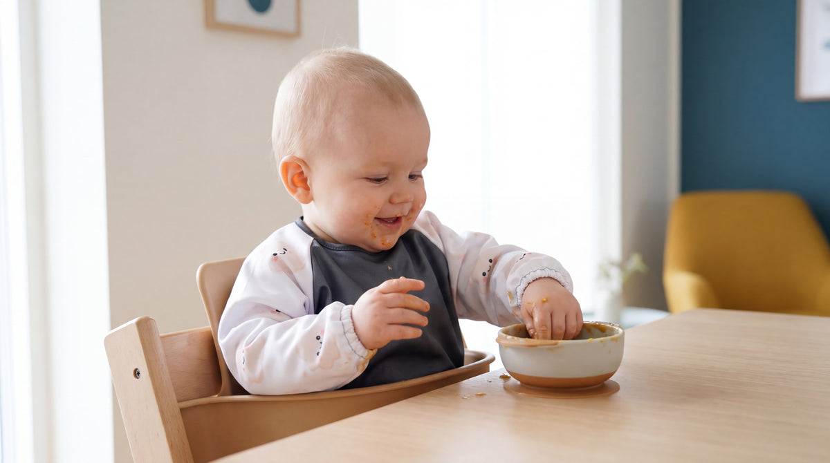 Baby mit HAPSI Anthrazit isst selbst aus einer Schale
