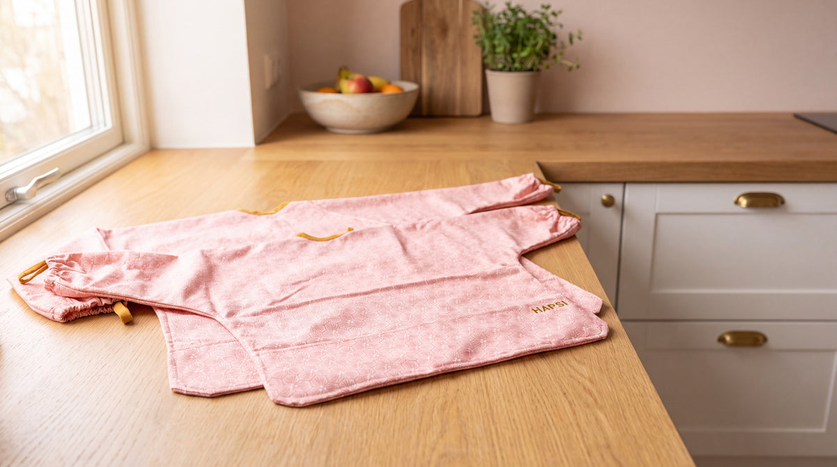 Rosa HAPSI Ärmellätzchen liegt auf dem Küchentisch