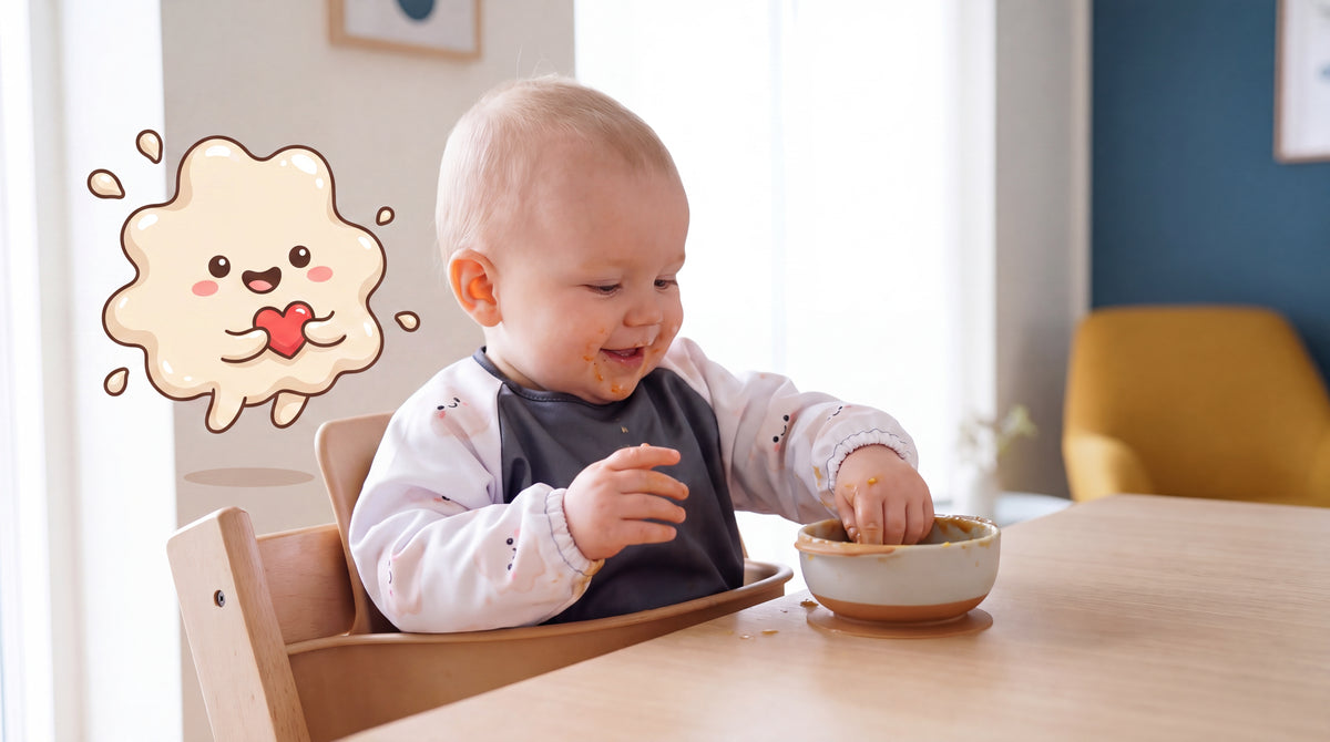 Baby mit HAPSI Anthrazit isst aus einer Schale, daneben Klecksi