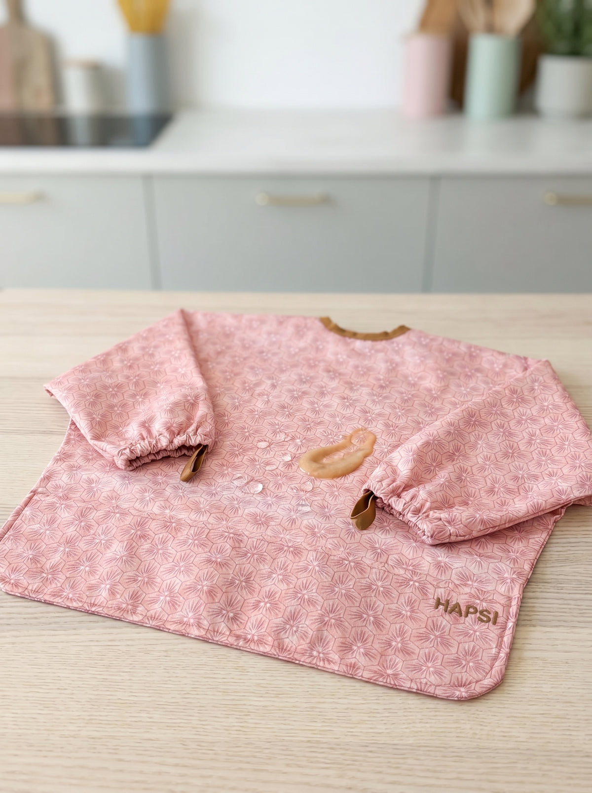 Rosa HAPSI Ärmellätzchen mit kleinem Klecks auf dem Stoff