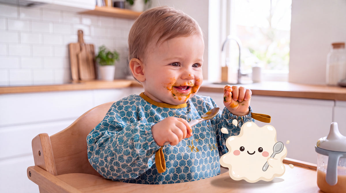 Lachendes Baby mit türkisem HAPSI Ärmellätzchen, daneben Klecksi