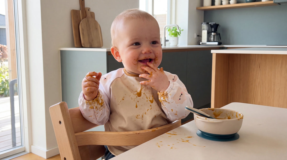 Baby mit HAPSI Beige isst am Hochstuhl