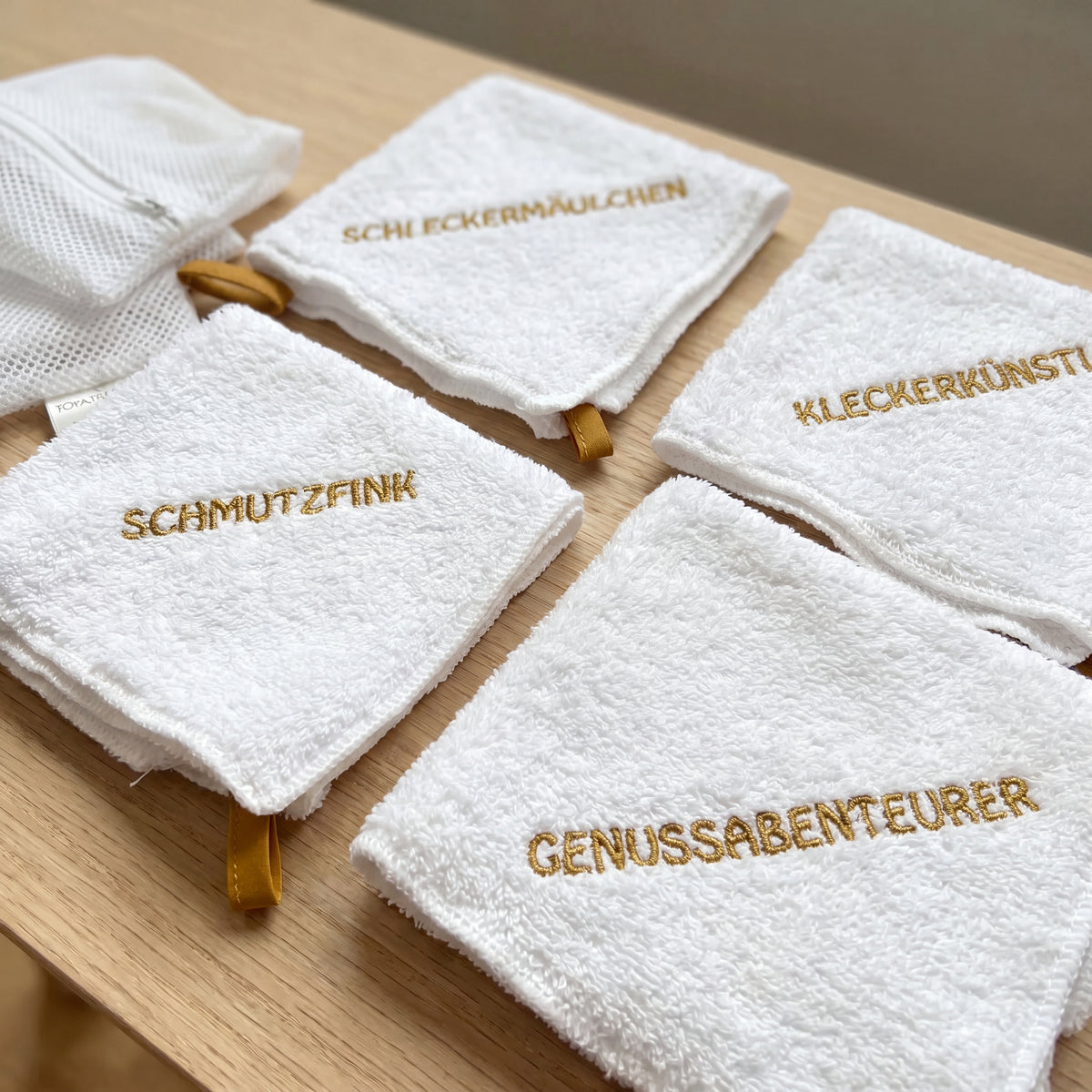 Vier bestickte Waschtücher mit Aufhängeösen, Nahansicht